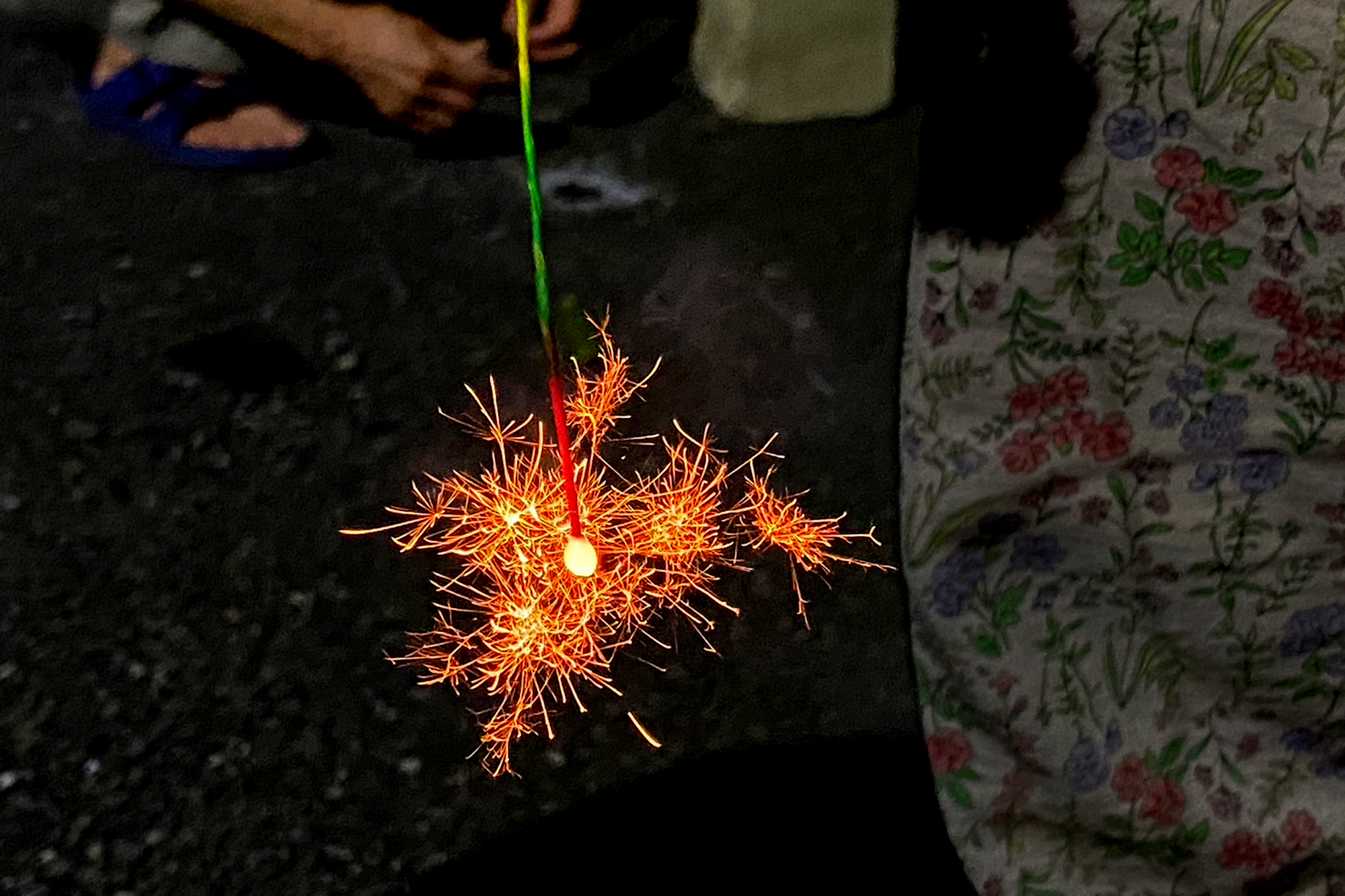 夏の終わり、線香花火とアロマキャンドル